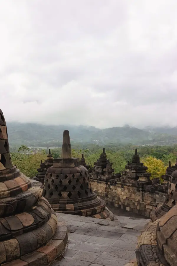 Candi Borobudur berkabut di pagi hari