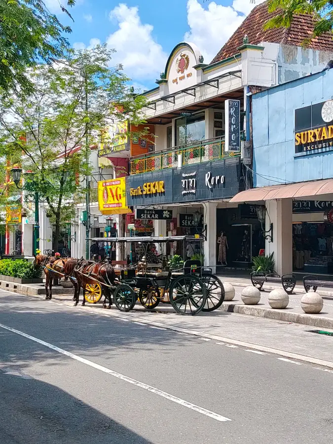 Andong berjajar di Jalan Malioboro