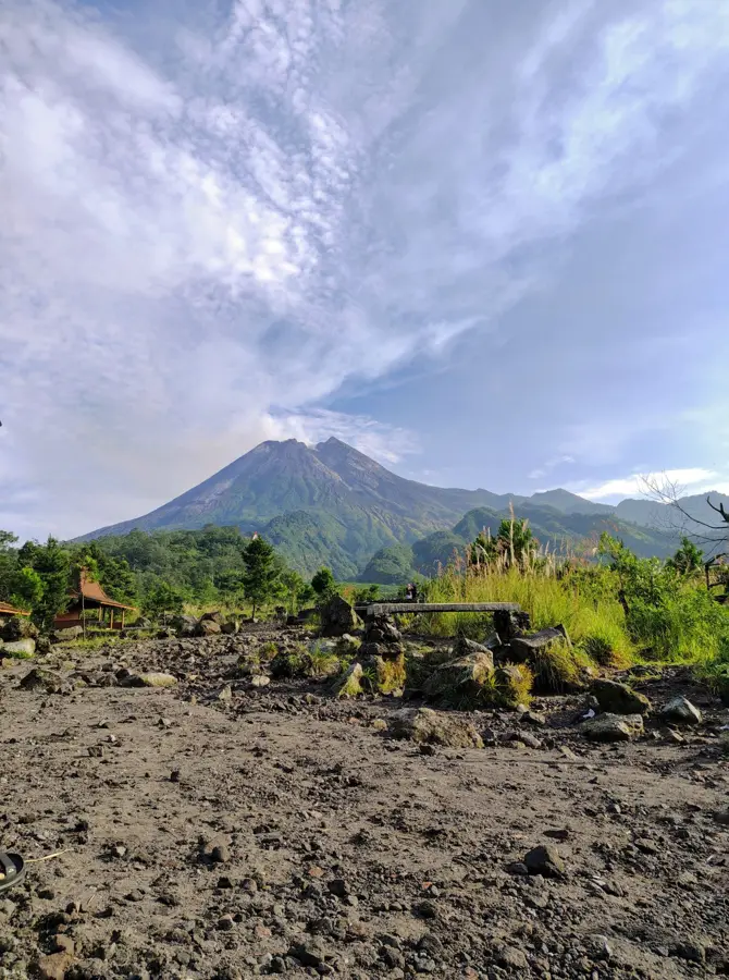 Gunung Merapi dengan langit cerah